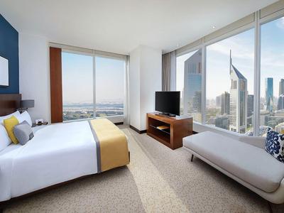 Modernes Hotelzimmer mit großem Fenster und Blick auf die Stadt