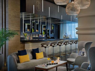 Modern eingerichtete Hotelbar mit stilvollen Sitzgelegenheiten und warmem Ambiente.