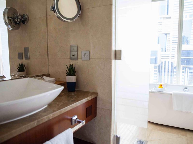 Modernes Badezimmer mit rechteckigem Waschbecken und freistehender Badewanne