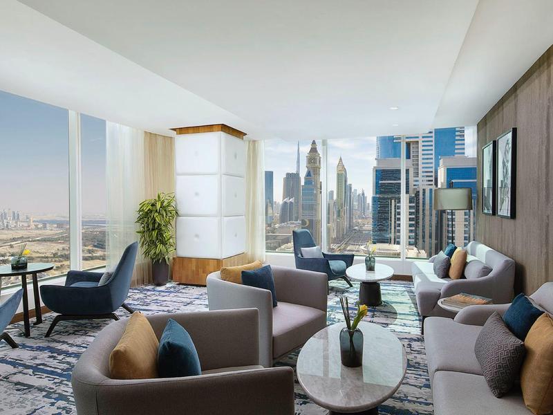 Modernes Hotelzimmer mit Panoramablick auf die Stadt und stilvoller Einrichtung.