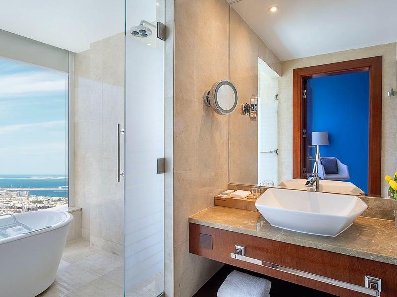 Modernes Badezimmer mit freistehender Badewanne und Waschtisch mit rundem Becken und Spiegel.