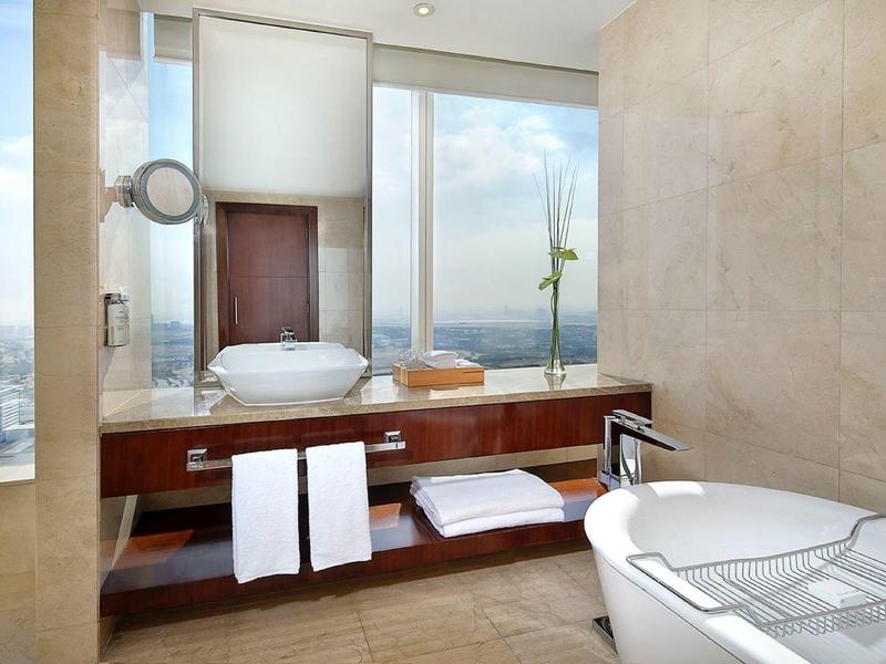 Modernes Badezimmer mit freistehender Badewanne und großem Fenster mit Aussicht.