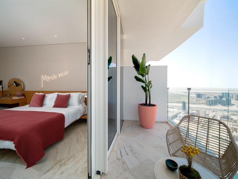 Modern hotelbalkon met zithoek en uitzicht op de stad bij daglicht