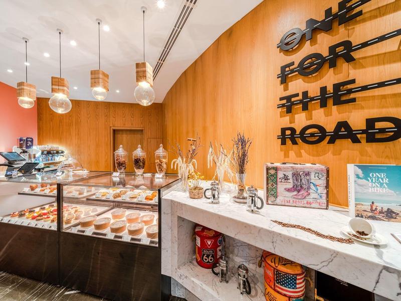 Interieur van een modern café met gebak en decoratieve letters aan de muur