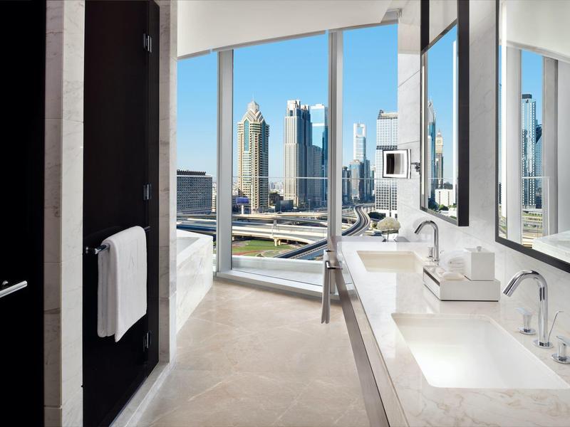 Modernes Badezimmer mit großen Fenstern, Stadtblick, Doppelwaschbecken und hellem Bodenfliesen.