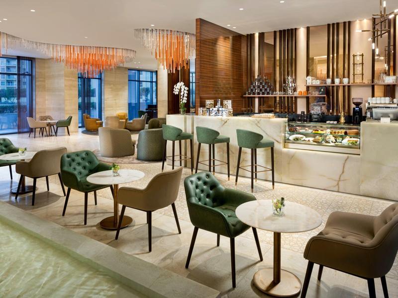 Moderní hotelový bar se stylovými křesly, pohodlnými židlemi a elegantním pultem.