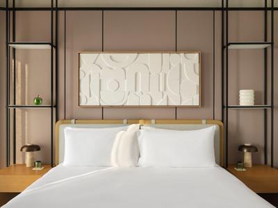 Schlafzimmer mit großem Bett, weißen Kissen, Holz-Nachttischen und modernem Kunstwerk an Wand.