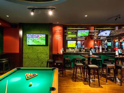 Moderne biljartkamer in een bar met tv-schermen en hoge zitplaatsen