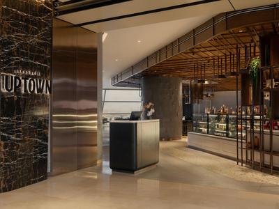 Hall d'hôtel moderne avec réception haut de gamme et intérieur élégant et lumineux.