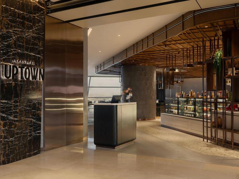 Hall d'hôtel moderne avec réception haut de gamme et intérieur élégant et lumineux.