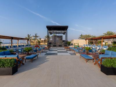 Nowoczesna przestrzeń na zewnątrz z miejscami do siedzenia i pergolami w świetle dziennym