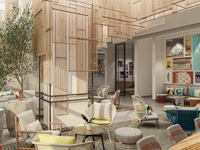 Moderní posilovna s běžeckými pásy a cvičebními stroji vedle velkých oken s výhledem ven.