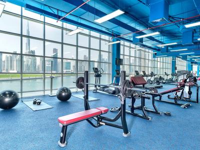 Palestra luminosa con vista sulla città e sul fiume tramite grandi finestre