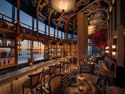 Elegante bar met zitplaatsen, donker hout en groot raam met uitzicht op de stad bij schemering.