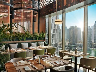 Modern restaurant met grote ramen en uitzicht op de stad