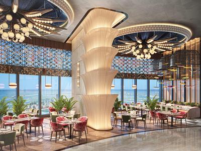 Modern restaurant met stijlvolle verlichting, grote ramen met zeezicht en elegante inrichting