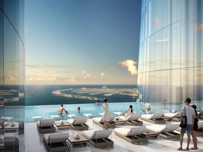 Infinityzwembad op dakterras met uitzicht op zee en eilanden bij zonsondergang