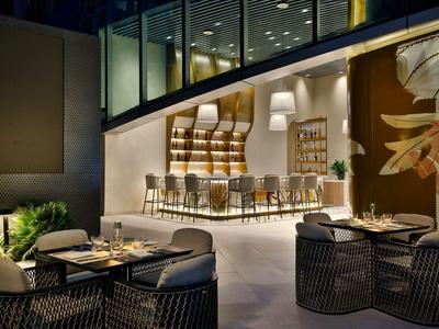 Moderne buitenlounge met stijlvolle zitplaatsen en warme verlichting in een hotel.