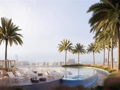 Luxe zwembad met palmbomen en uitzicht op de stad bij zonsopgang.