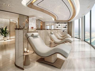 Moderne wellnessruimte met gebogen ligstoelen en grote ramen met uitzicht.