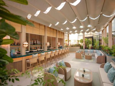 Moderne hotelbar met houten meubels en gezellige zitgedeeltes onder een golvend plafonddoek.