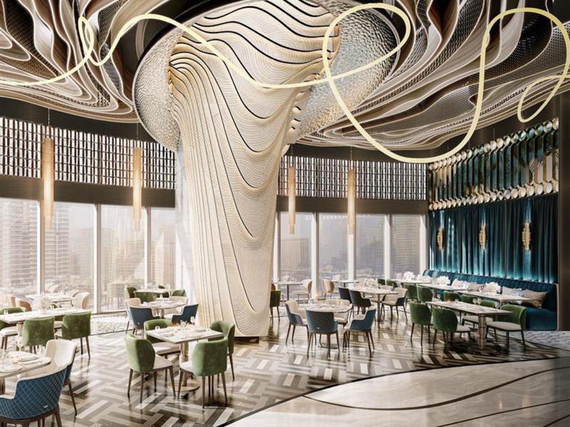 Luxe restaurant met moderne artistieke plafondlampen en grote ramen met uitzicht op de stad.