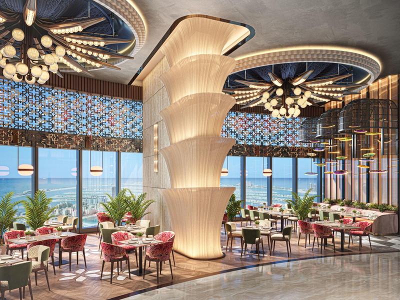 Modern restaurant met stijlvolle verlichting, grote ramen met zeezicht en elegante inrichting