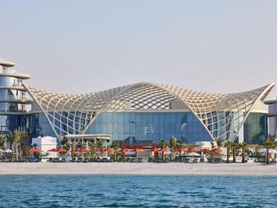 Modernes Hotel mit einzigartiger gewölbter Holzkonstruktion am Meer.