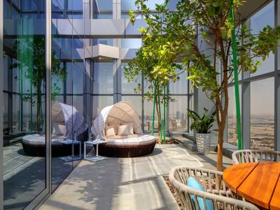 Moderní balkon s ratanovým nábytkem, zelenými rostlinami a výhledem na město ve dne.