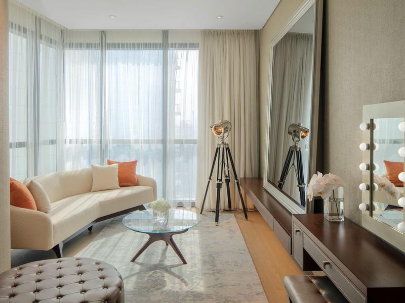 Modern eingerichtetes Wohnzimmer mit großer Fensterfront, Sofas und Beistelltisch.