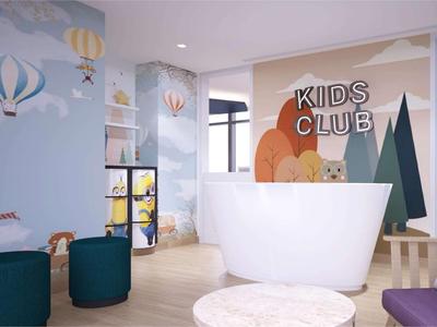 Heller Kinderclub mit bunten Wandmalereien, Sitzgelegenheiten und einem weißen Podest.