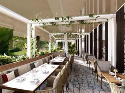 Elegante Hotelterrasse mit langen Tischen, bequemen Stühlen und grüner Dekoration.