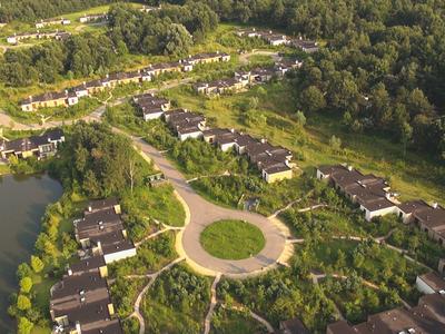 Letecký pohled na rekreační osadu u lesa a jezera.