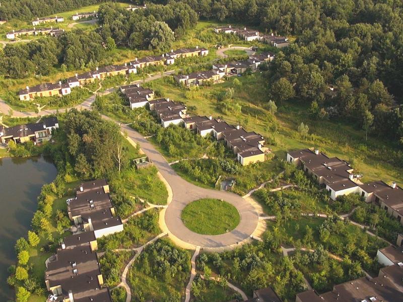Letecký pohled na rekreační osadu u lesa a jezera.