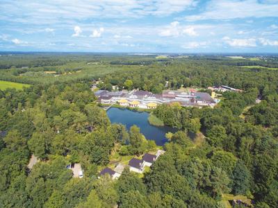 Widok na ośrodek hotelowy z jeziorami i bujną zielenią na obszarze wiejskim