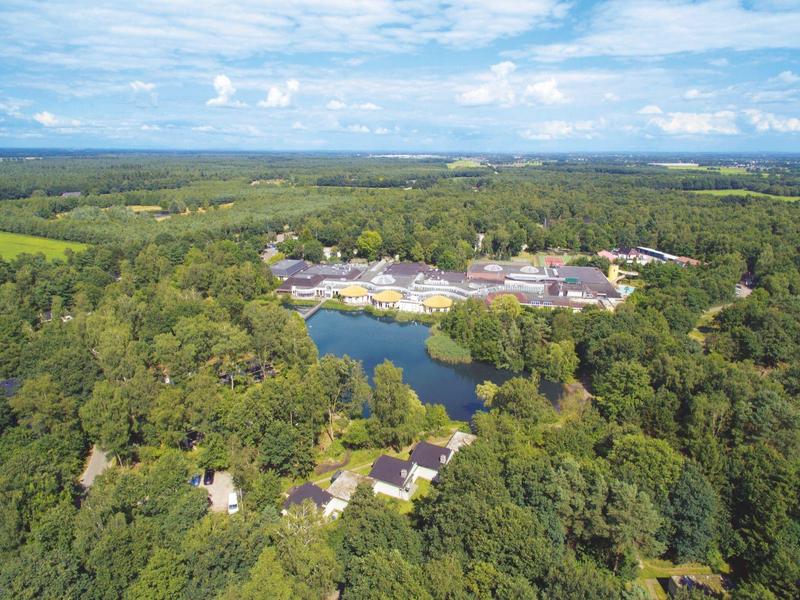 Widok na ośrodek hotelowy z jeziorami i bujną zielenią na obszarze wiejskim