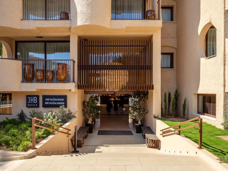 Entrée d'un bâtiment moderne avec plantes et sièges