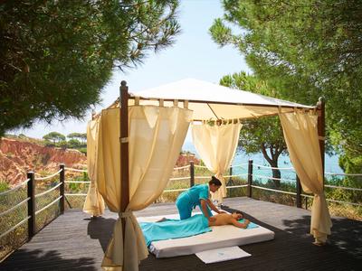 Massage im Freien unter einem Pavillon mit Blick auf das Meer und Bäume