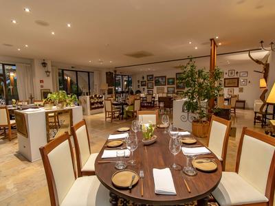 Elegancka restauracja z nakrytym stołem i przytulną atmosferą.