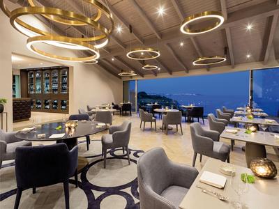 Modern, elegant restaurant met panoramaramen en stijlvolle verlichting.