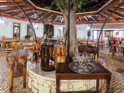 Gezellig buitenrestaurant met houten meubels en lantaarns onder de open lucht