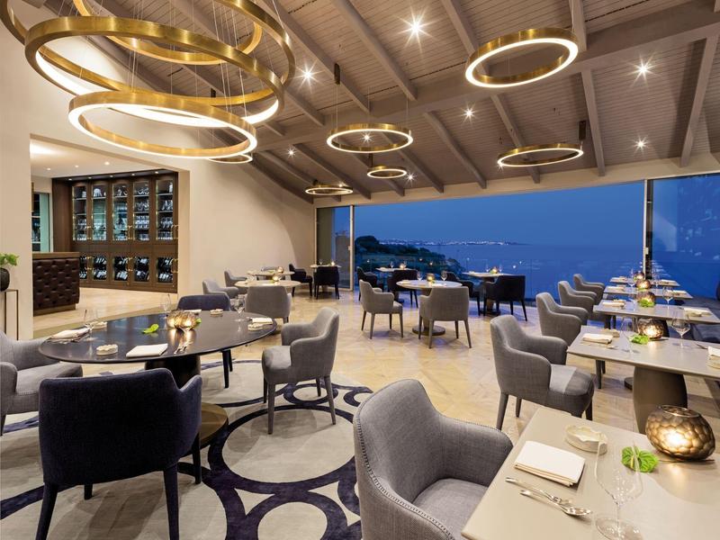 Modern, elegant restaurant met panoramaramen en stijlvolle verlichting.