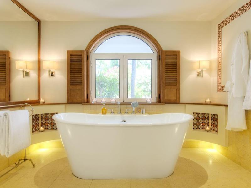 Moderne badkamer met vrijstaand bad en grote ramen