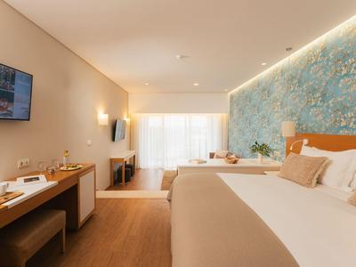 Modern eingerichtetes Hotelzimmer mit zwei Betten und blauer Akzentwand