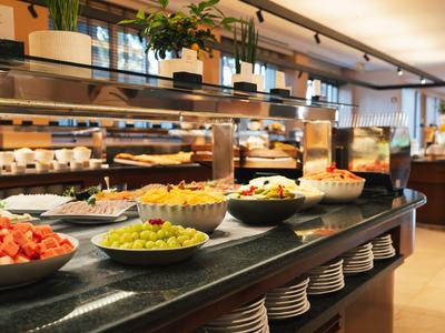 Bufet z różnymi świeżymi owocami i naczyniami w restauracji.