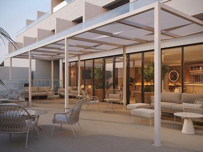 Moderner Hotelterrassenbereich mit gemütlichen Sitzgelegenheiten und stimmungsvoller Beleuchtung bei Dämmerung.