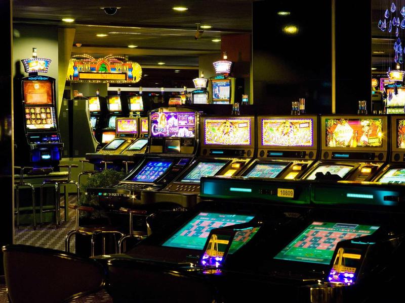 Vue intérieure d'un casino avec machines à sous et éclairage tamisé