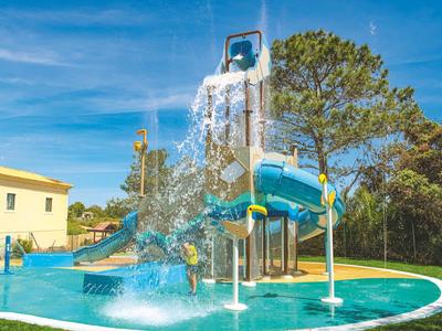 Parco acquatico colorato con scivoli e giochi d'acqua sotto un cielo azzurro.