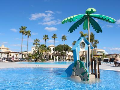 Kinderwasserpark mit Palmen und blauen Himmel in einem Hotelpool