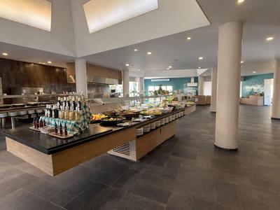 Geräumiger Hotel-Speisesaal mit Buffet und moderner Einrichtung.